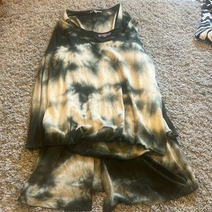 Woman’s tank and matching throw over!!💚🤍